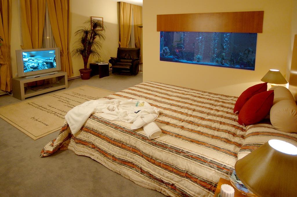 Hotel Tcc Plaza Szkopje Szoba fotó